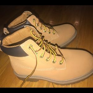 Eddie Bauer boys boots
